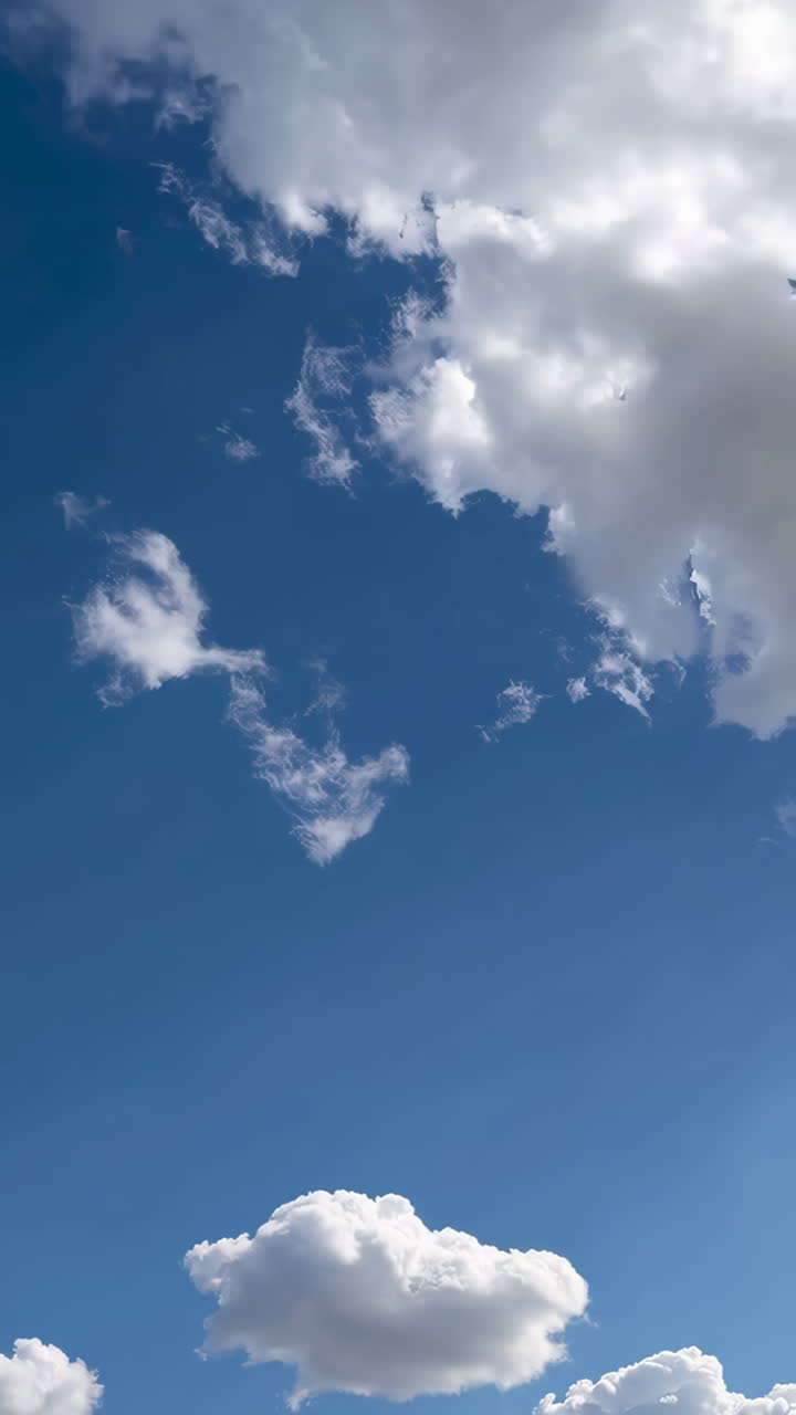 cielo azul con nubes blancas y esponjosas