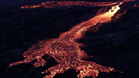 cielo nocturno sobre el volcán en erupción en islandia