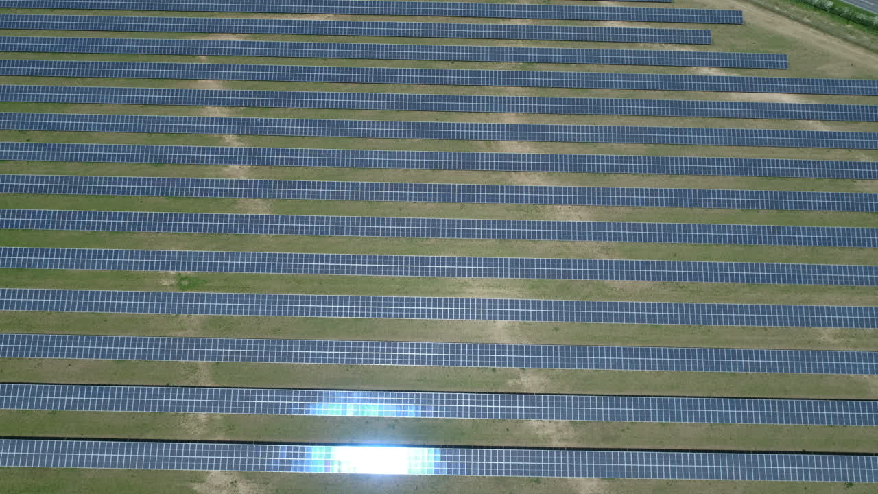 반사와 화창한 밝은 날에 태양열 농장에 태양열 패널의 드론 샷 설정