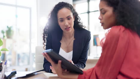 Trabajo-En-Equipo,-Tableta-Y-Entrenamiento-De-Mujeres-De-Negocios.