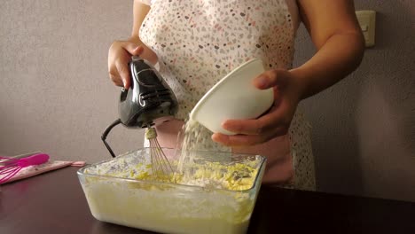 mujer latina usando un delantal preparando cocinar horneando un pastel vertiendo harina en la mezcla de mantequilla