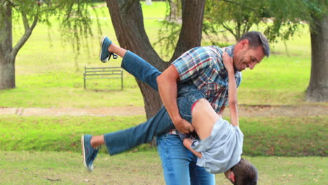 padre e hijo divirtiéndose en el parque