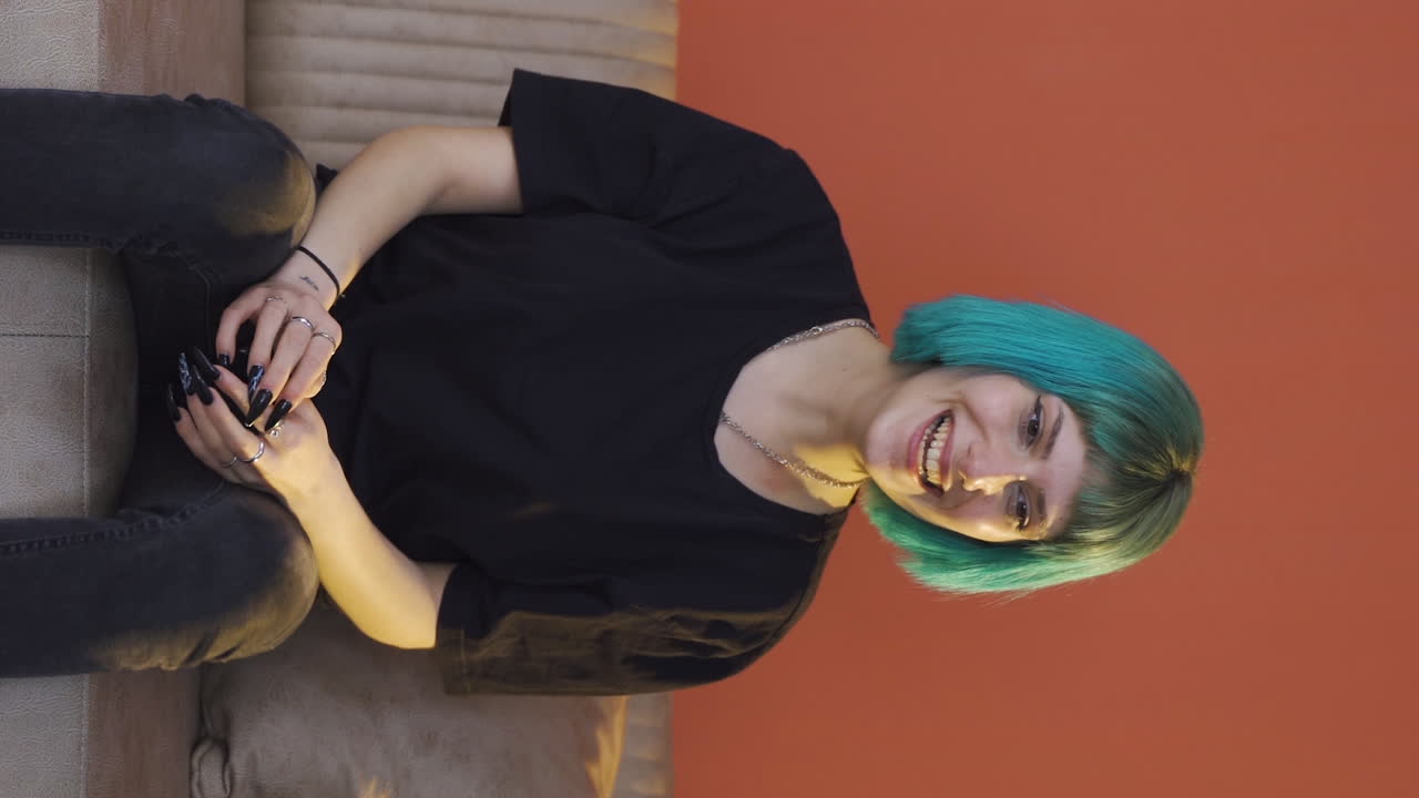 vídeo vertical de la joven que habla sola y se ríe.