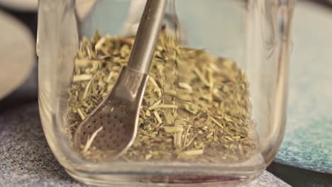 vierta el té verde yerba mate en un vaso con bombilla dentro