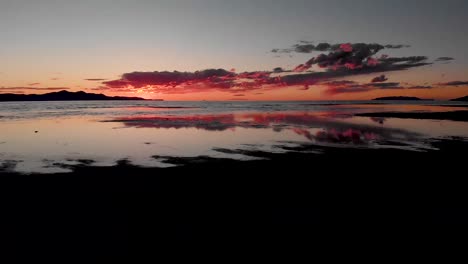 Hermoso-Reflejo-A-Lo-Largo-Del-Gran-Lago-Salado-Mientras-El-Sol-Se-Pone-En-Una-Noche-De-Verano