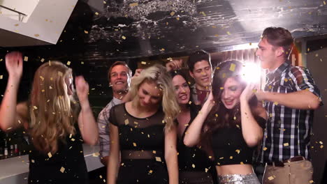 grupo de amigos celebrando con animación de confeti sobre la escena de la fiesta