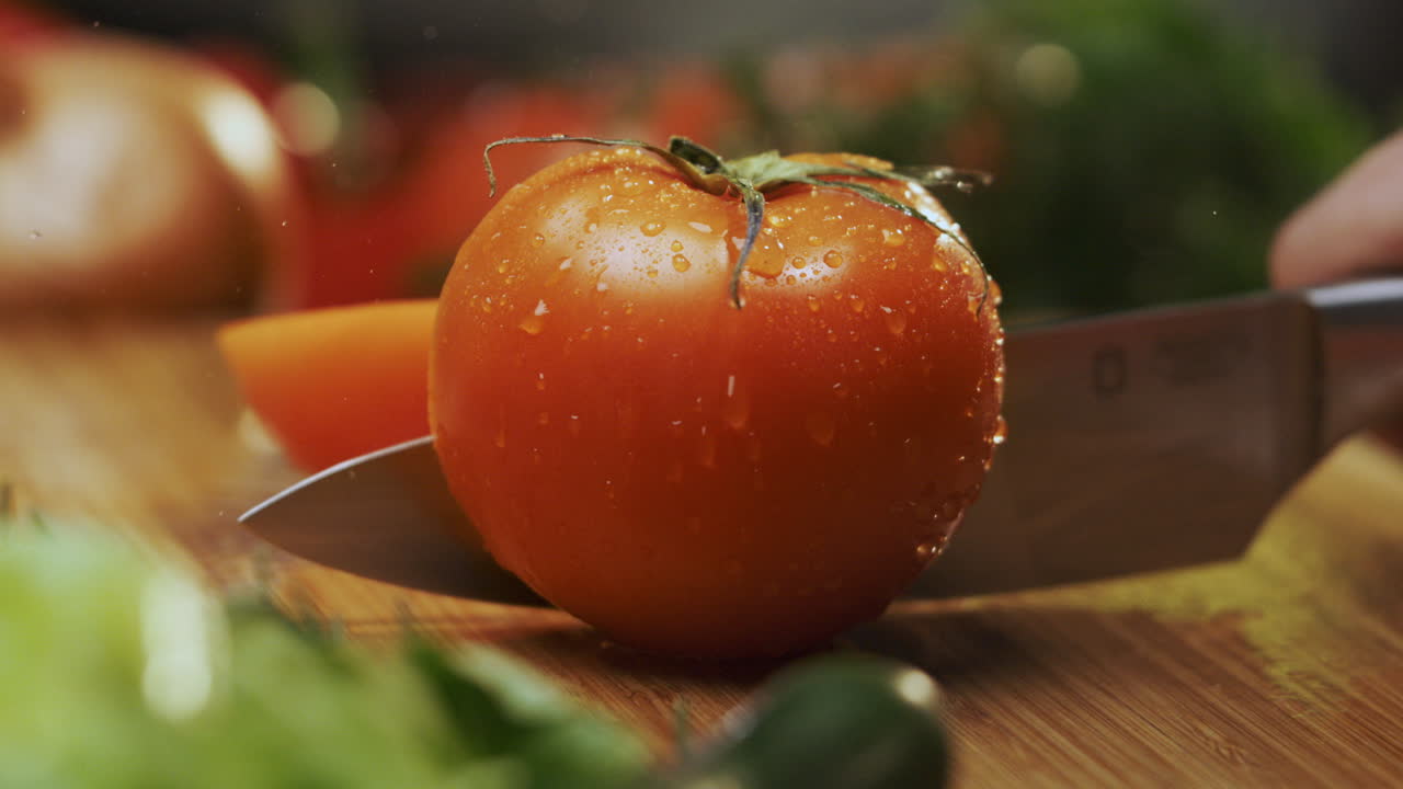 토마토를 잘라내는 것