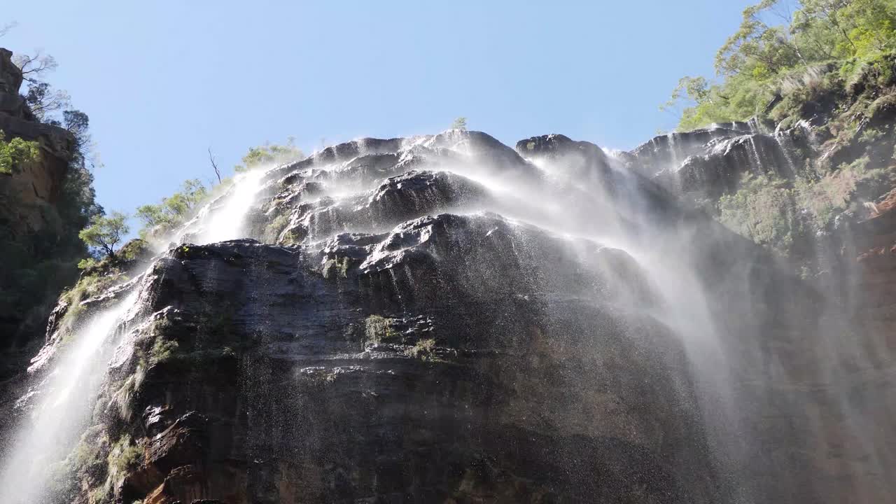 vista de ángulo bajo sobre las cataratas wetworth en las montañas azules, australia con cielo azul y aguas poco profundas