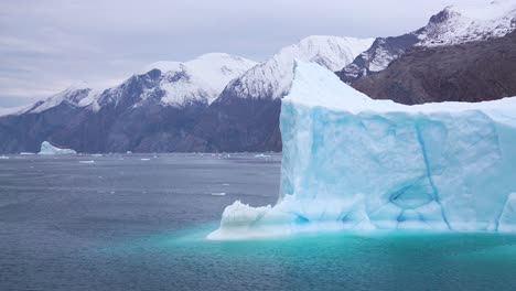 Eisberg,-Gletschereis,-Kaltes-Wasser,-Schneebedeckte-Hügel-Von-Spitzbergen,-Polarkreis,-Norwegen,-60 fps