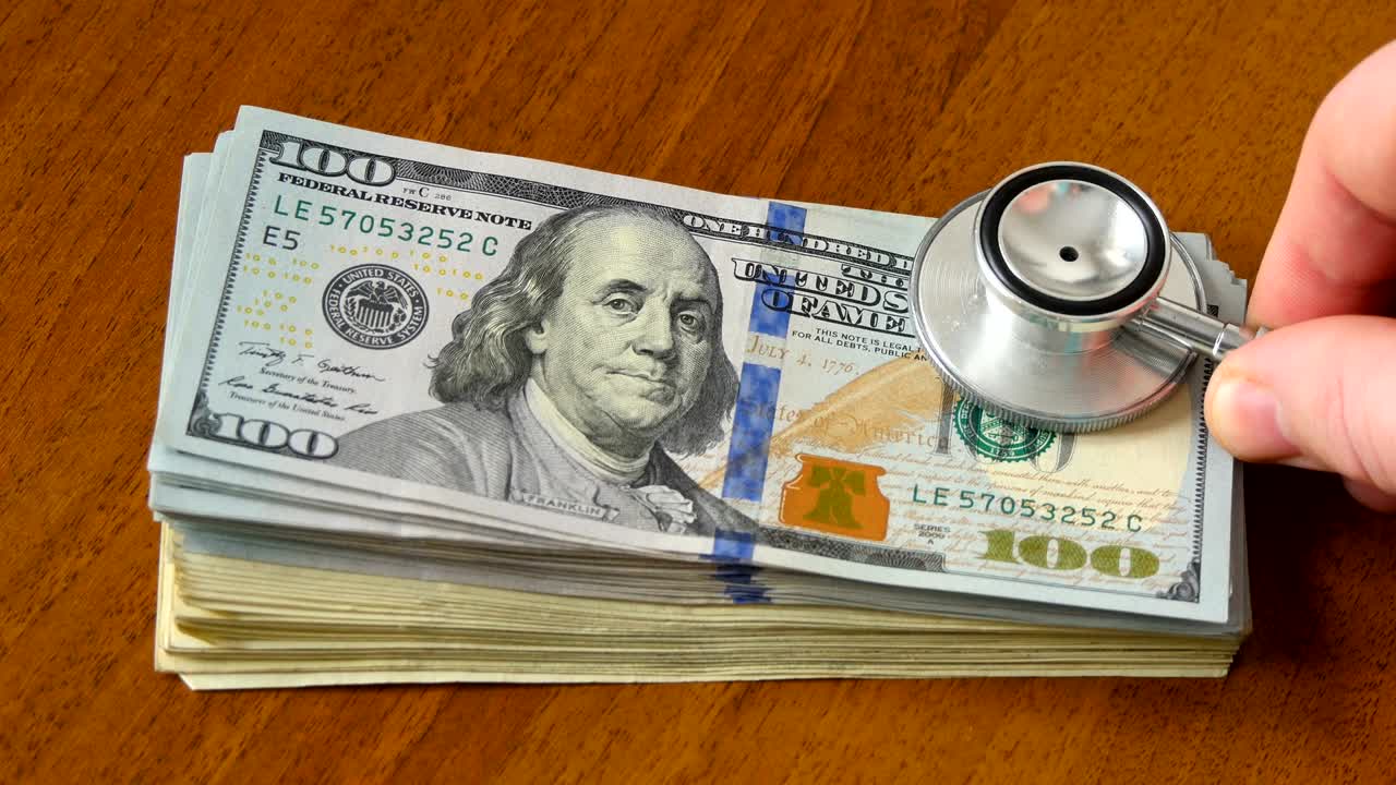 estetoscopio en el dinero dólar efectivo moneda billete