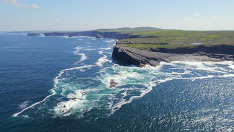 Imágenes-De-Parada-Aérea-De-Los-Acantilados-De-Kilkee-En-Irlanda