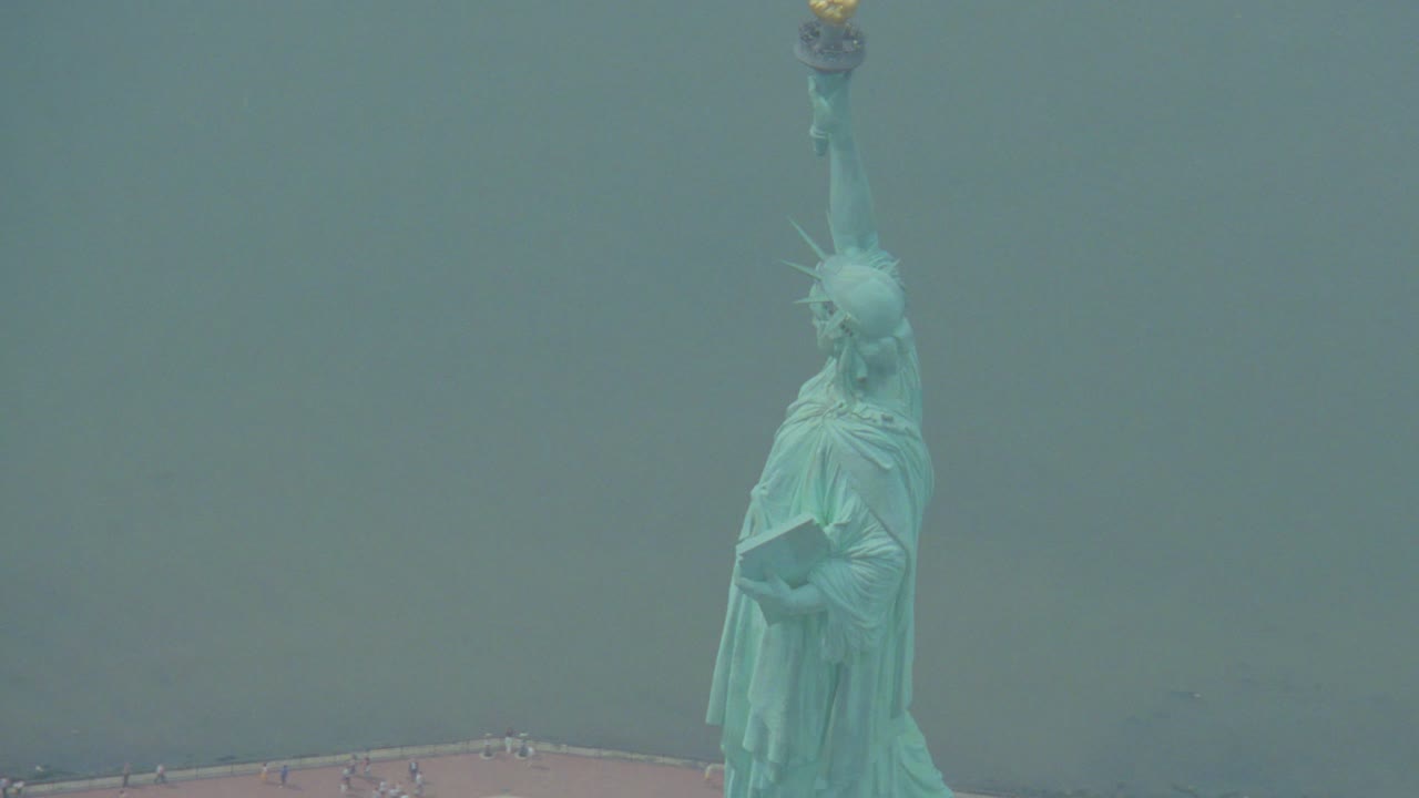 Ripresa aerea in elicottero della Statua della Libertà a New York City 5
