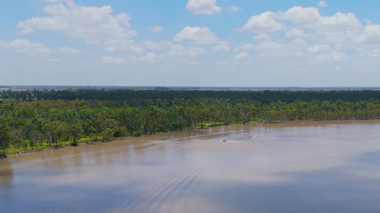 una lancha rápida crea olas en un lago sereno