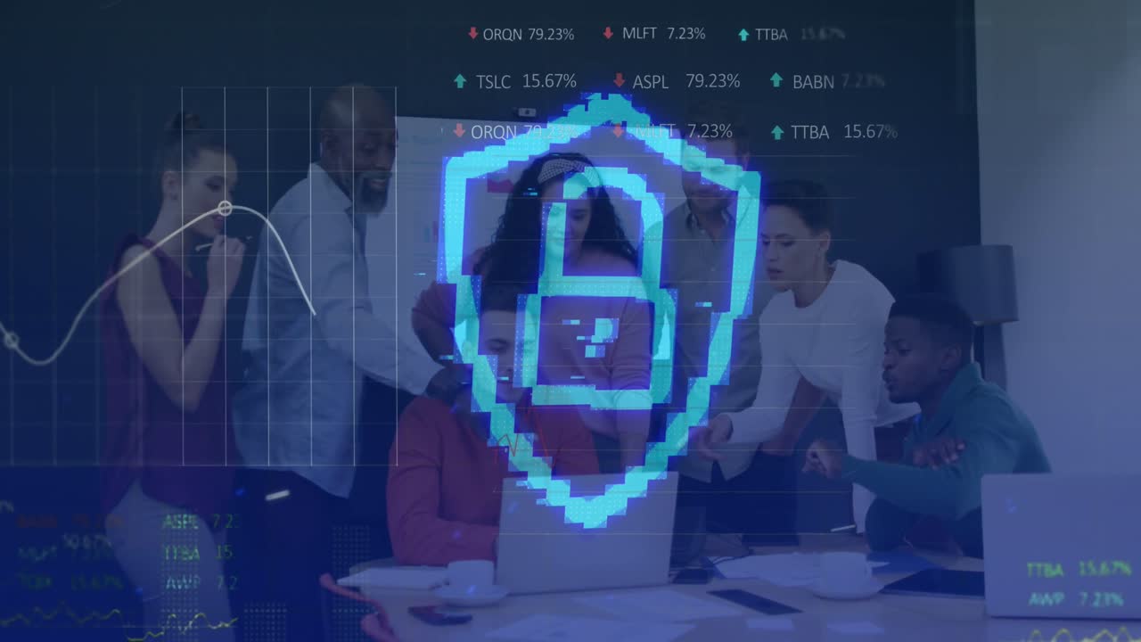 animación del candado de seguridad y procesamiento de datos sobre diversas personas de negocios en la oficina