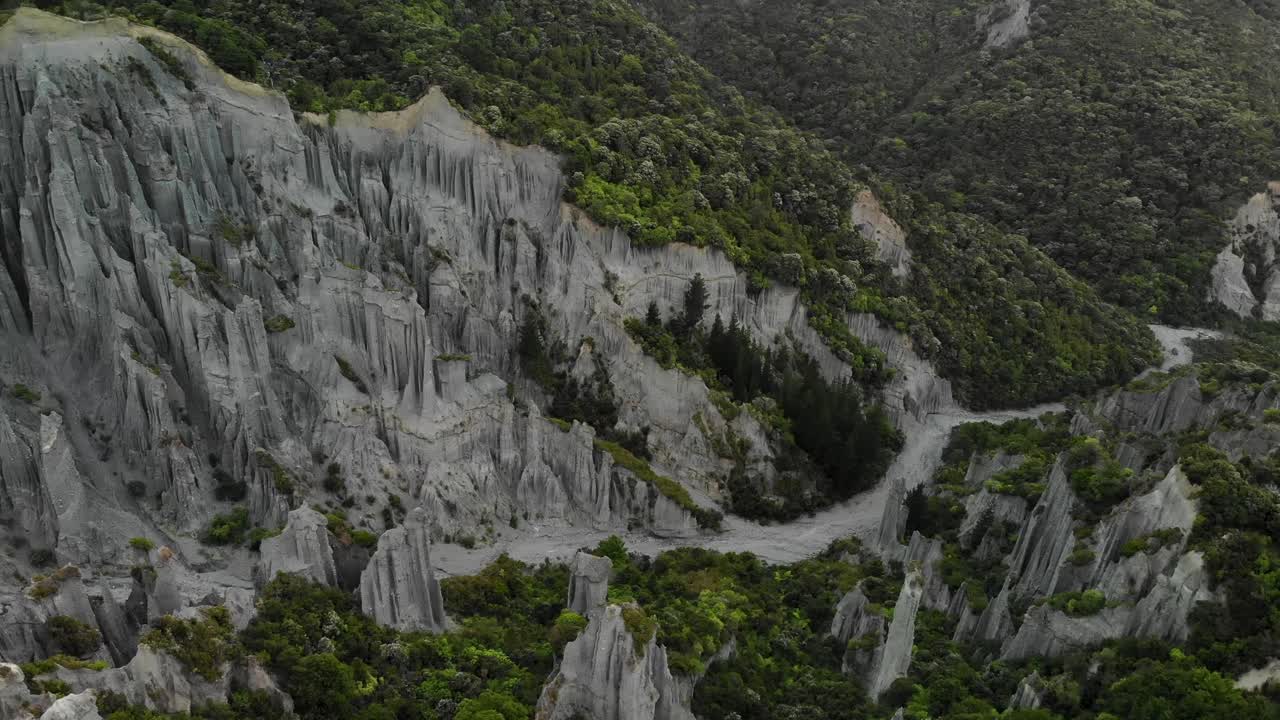 "반지의 제왕"의 디름홀트 로드 영화 장면