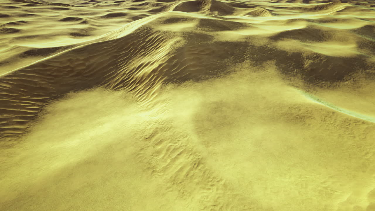 은 파란 하늘 아래 황금 모래 언덕이 풍경을 가로질러 어 있습니다.