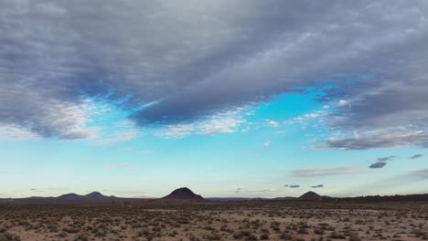 montes no deserto de mojave foram moldados por erupções vulcânicas em tempos pré-históricos - lento avanço aéreo para formações geológicas