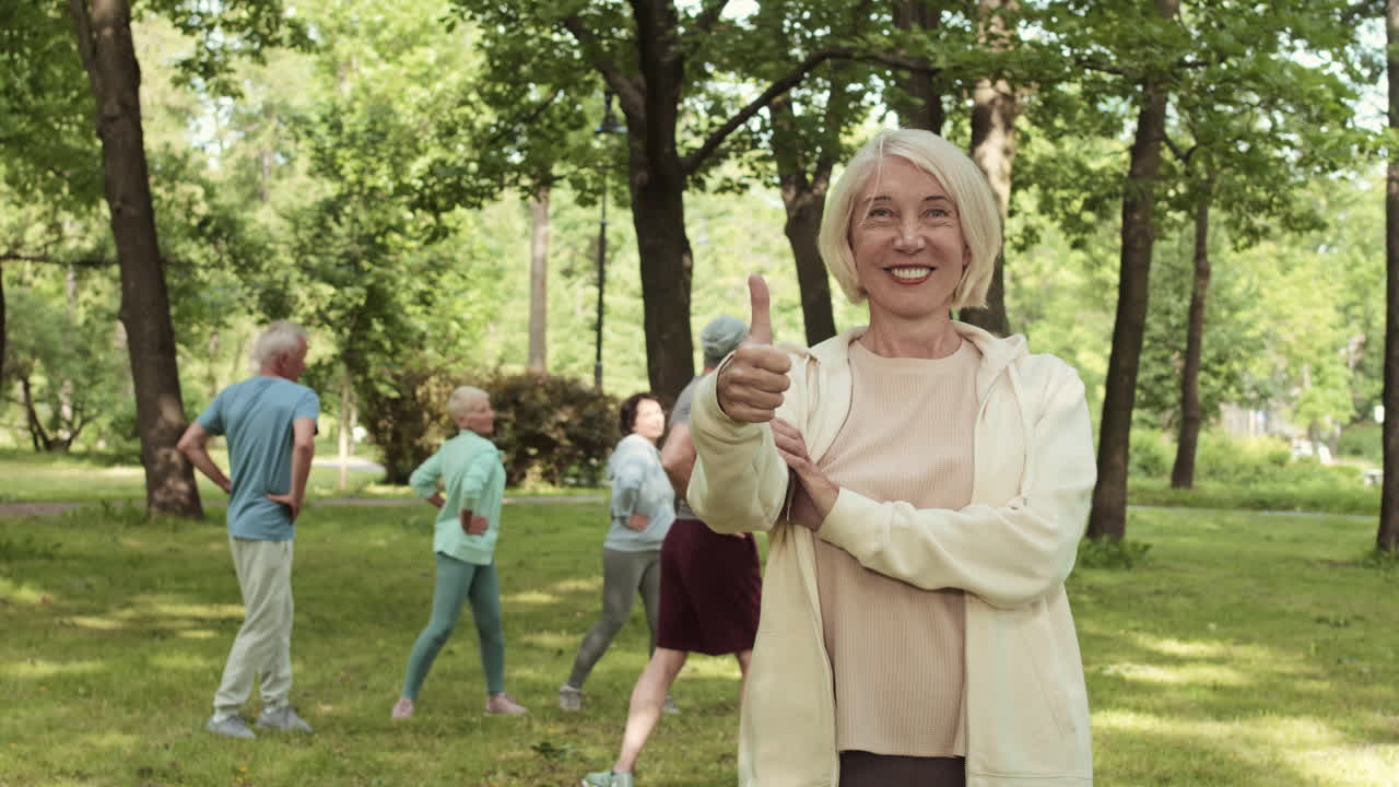 Personas mayores haciendo ejercicio en un parque.