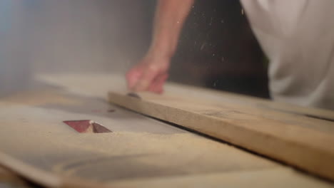 proceso de trabajo de la madera en sierra de mesa