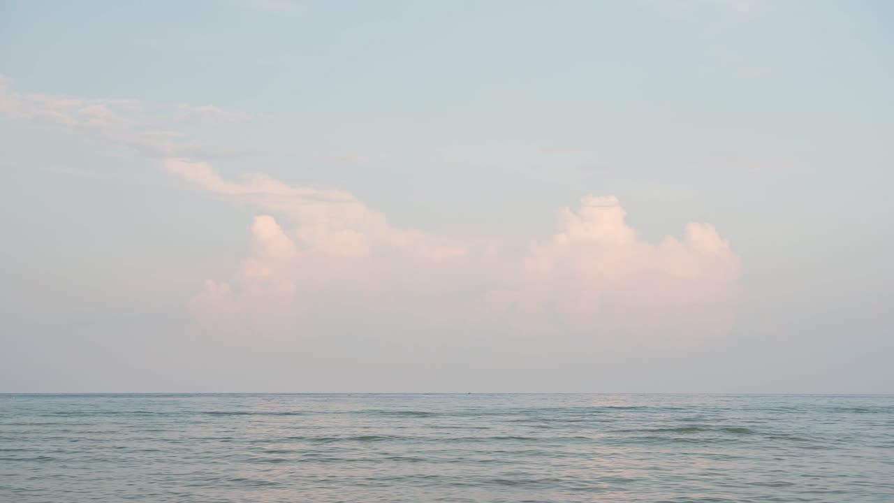태국 남부 코사무이(koh samui) 열대 섬의 라마이 해변(lamai beach)에서 극적인 하늘 일몰 구름, 수평선, 바다 배경, 카피스페이스, 큰 폭풍우 치는 하늘, 폭풍우 구름