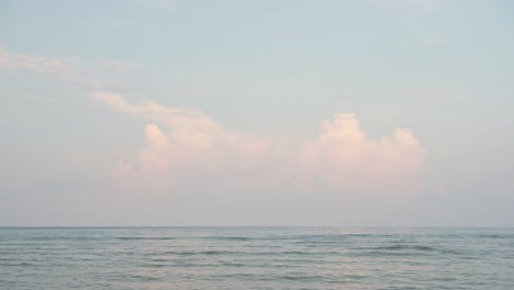 cielo dramático nubes de puesta de sol, horizonte y fondo marino con espacio de copias, gran cielo tormentoso y nubes de tormenta en la playa de lamai en la isla tropical de koh samui, sur de tailandia