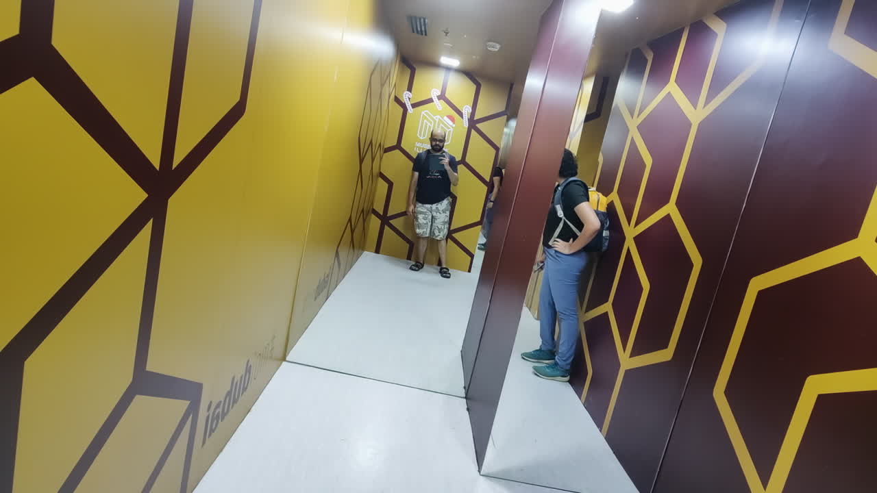 Sala de ilusión óptica que engaña al cerebro con suelo inclinado, diversión en el Museo de Dubái