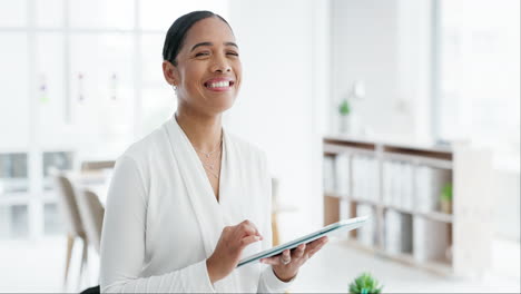 tableta, sonrisa y rostro de mujer diseñadora