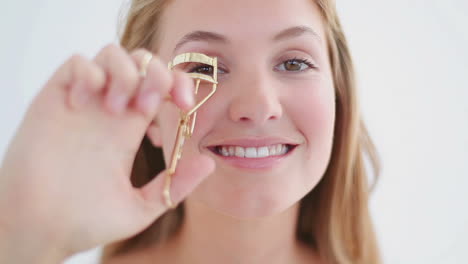 Mujer-Rubia-Feliz-Usando-Un-Rizador