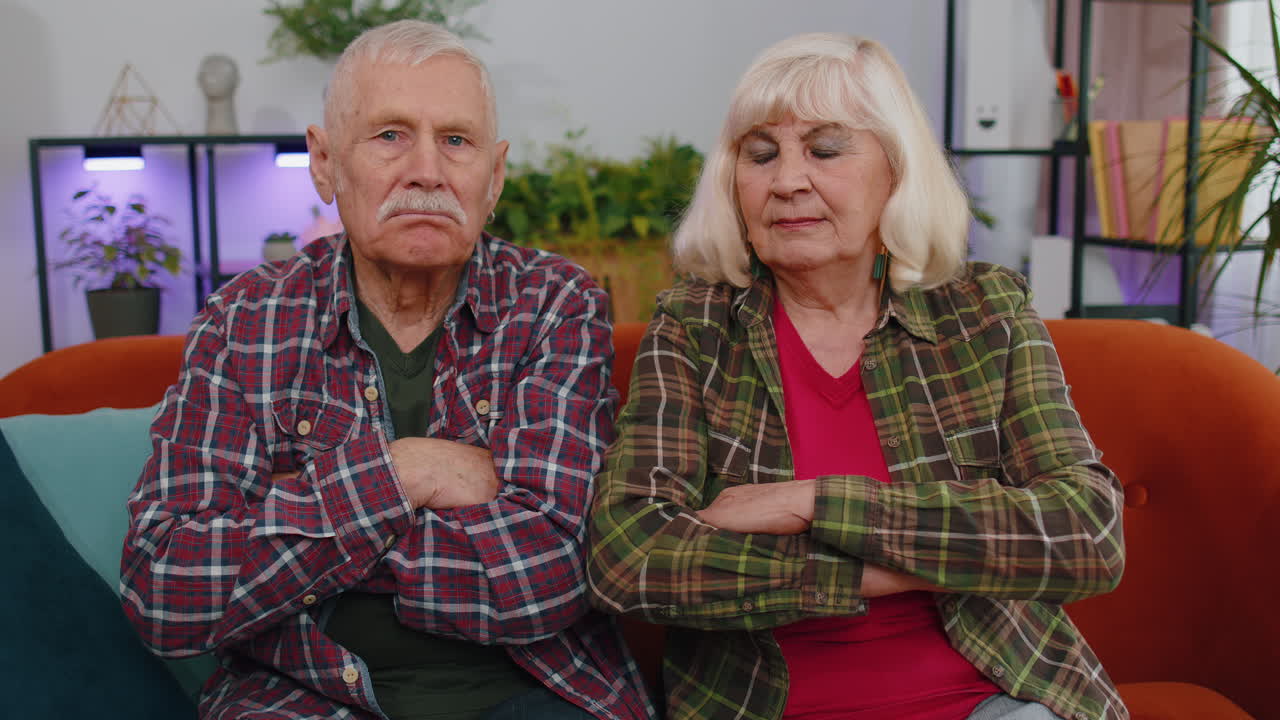 불쾌한, 화가 난, 은 남자, 여자, 불쾌한 것에 반응하는, 끔찍한 생각, 머리를 흔들고, 거절하지 않는, 나쁜 생각.