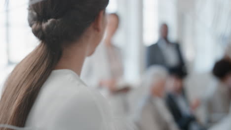 Líder-De-Equipo-De-Mujer-De-Negocios-Escribiendo-En-Una-Pizarra-De-Vidrio-Entrenando-A-Colegas-Compartiendo-Ideas-De-Resolución-De-Problemas-En-La-Presentación-De-Un-Seminario-Corporativo