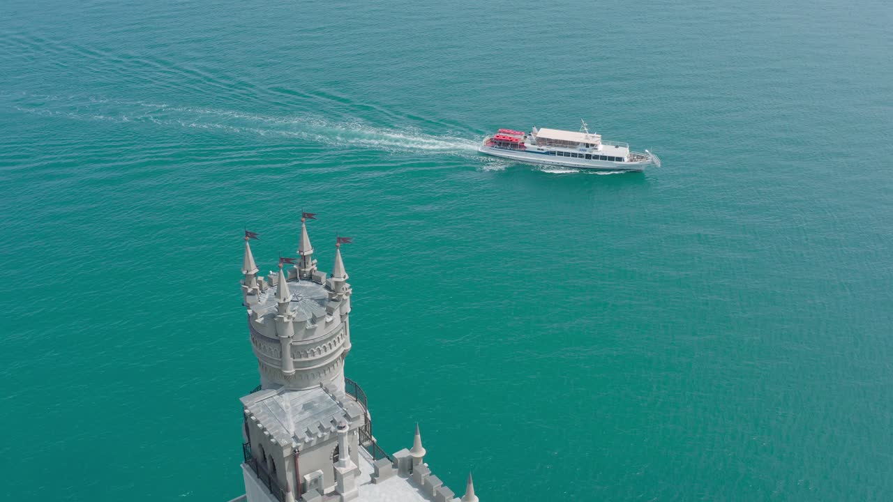 물 위의 성과 페리