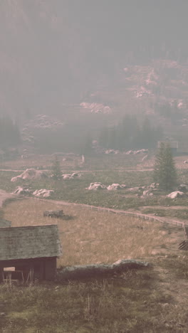 un pequeño pueblo en un valle de montaña nebuloso