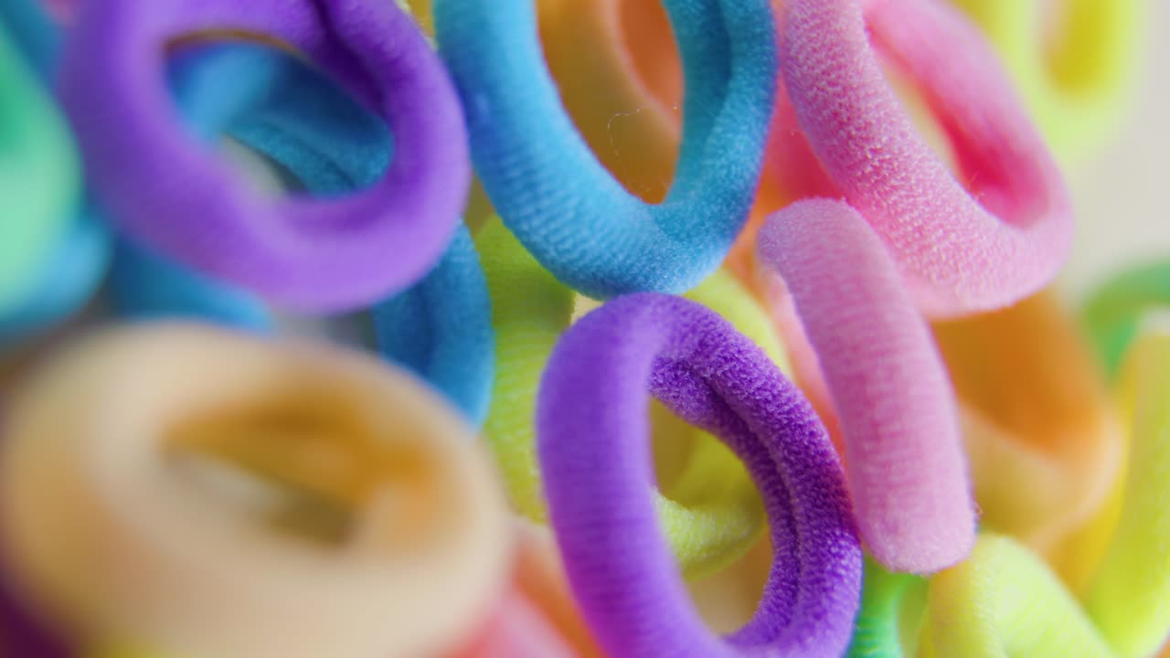 formato de pantalla vertical bandas de goma multicolores en el fondo borroso