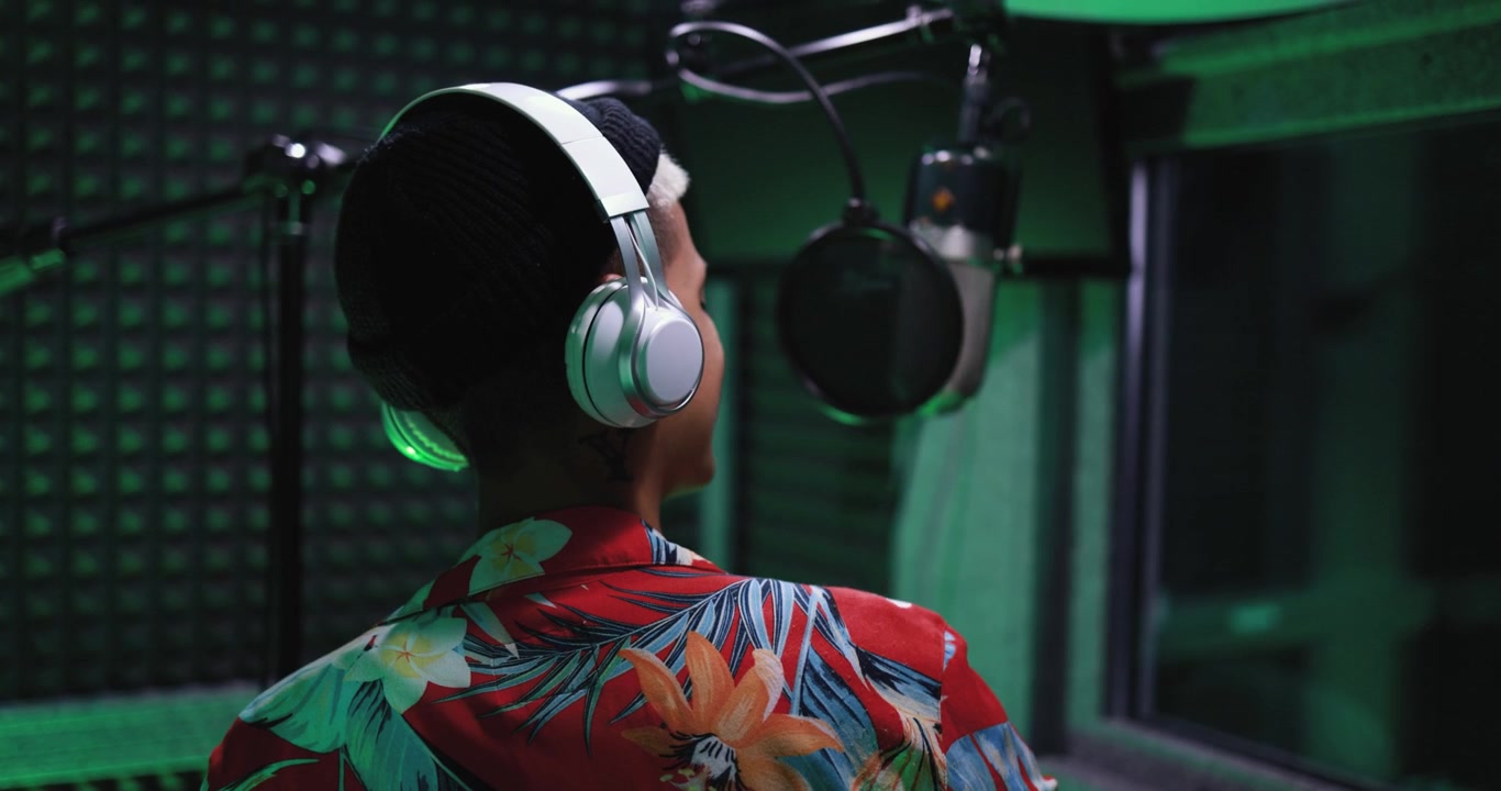 Persona creativa che indossa cuffie in uno studio di registrazione musicale