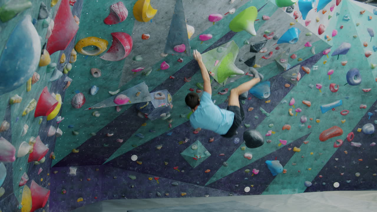 sesión de bouldering en un gimnasio de escalada cubierto