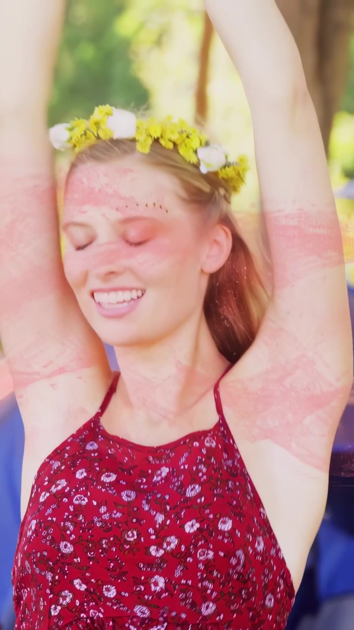 Vrouw danst op muziek, armen omhoog, zwaaiend en lachend, viert feest met kroon, roze overlay, marketing.