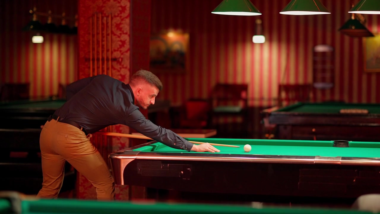 Man die biljart speelt, richt en stoot de speelbal