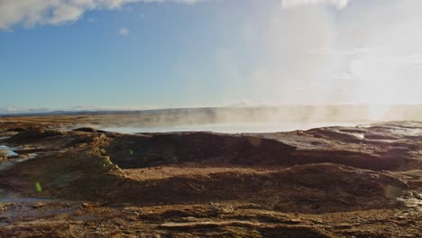 Amplia-Vista-De-Las-Aguas-Termales-En-El-Valle-Geotérmico-De-Haukadalur-En-Islandia-En-Un-Día-Soleado