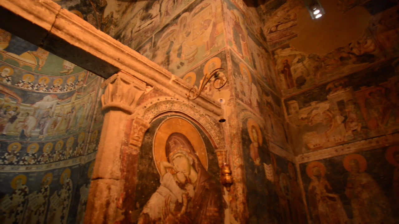 disparo giratorio de un interior de la iglesia lleno de frescos