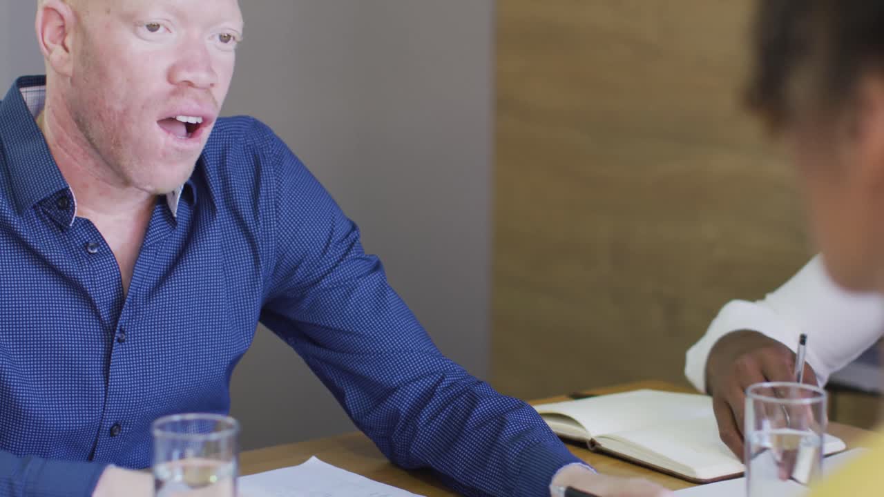 창의적인 사무실에서 회의에서 문서와 함께 논의하는 다양한 비즈니스 사람들