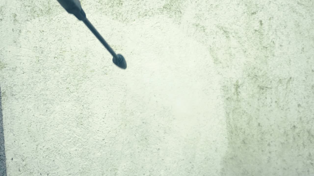 고압 워터 제트 건으로 벽의 먼지 청소