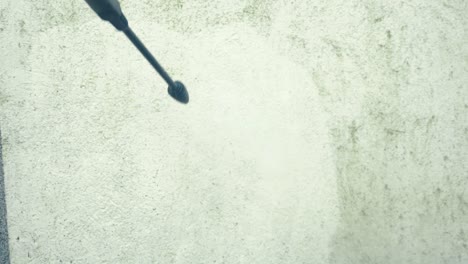 limpiar la suciedad de la pared con una pistola de chorro de agua a alta presión
