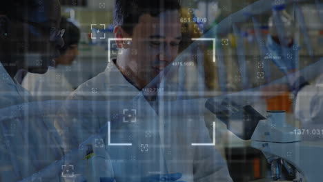 animación de la estructura del adn sobre diversos científicos masculinos y femeninos discutiendo en el laboratorio.