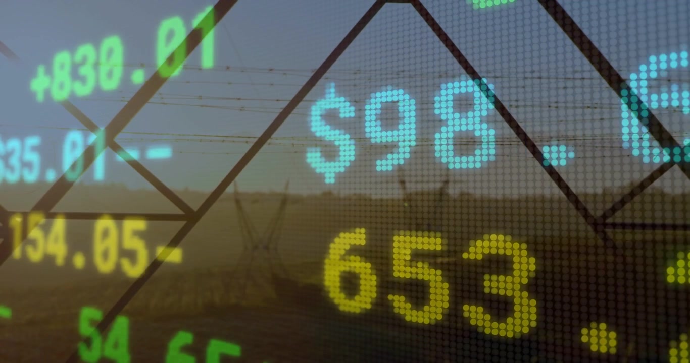 Fuente de datos iniciando superposición de teletipo de matriz de puntos, desplazándose sobre una celosía de torre rural y actualizando moneda.