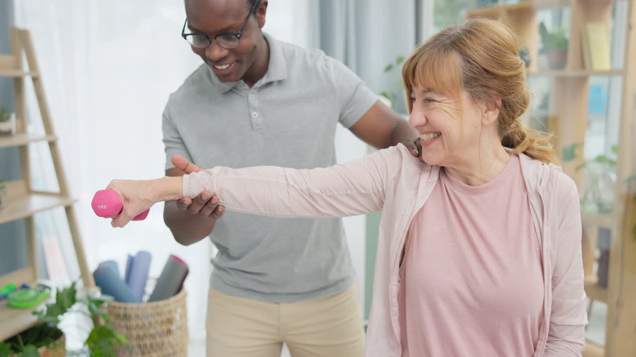 fisioterapia, acondicionamiento físico y mujer mayor con negro