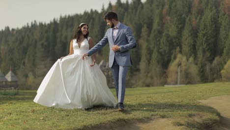 Novio-Con-Novia-En-El-Parque.-Pareja-De-Boda.-Familia-Feliz-Enamorada