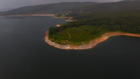 Vista-De-Pájaro-Del-Hermoso-Lago-Mavrovo-En-El-Norte-De-Macedonia-En-Una-Tarde-Nebulosa