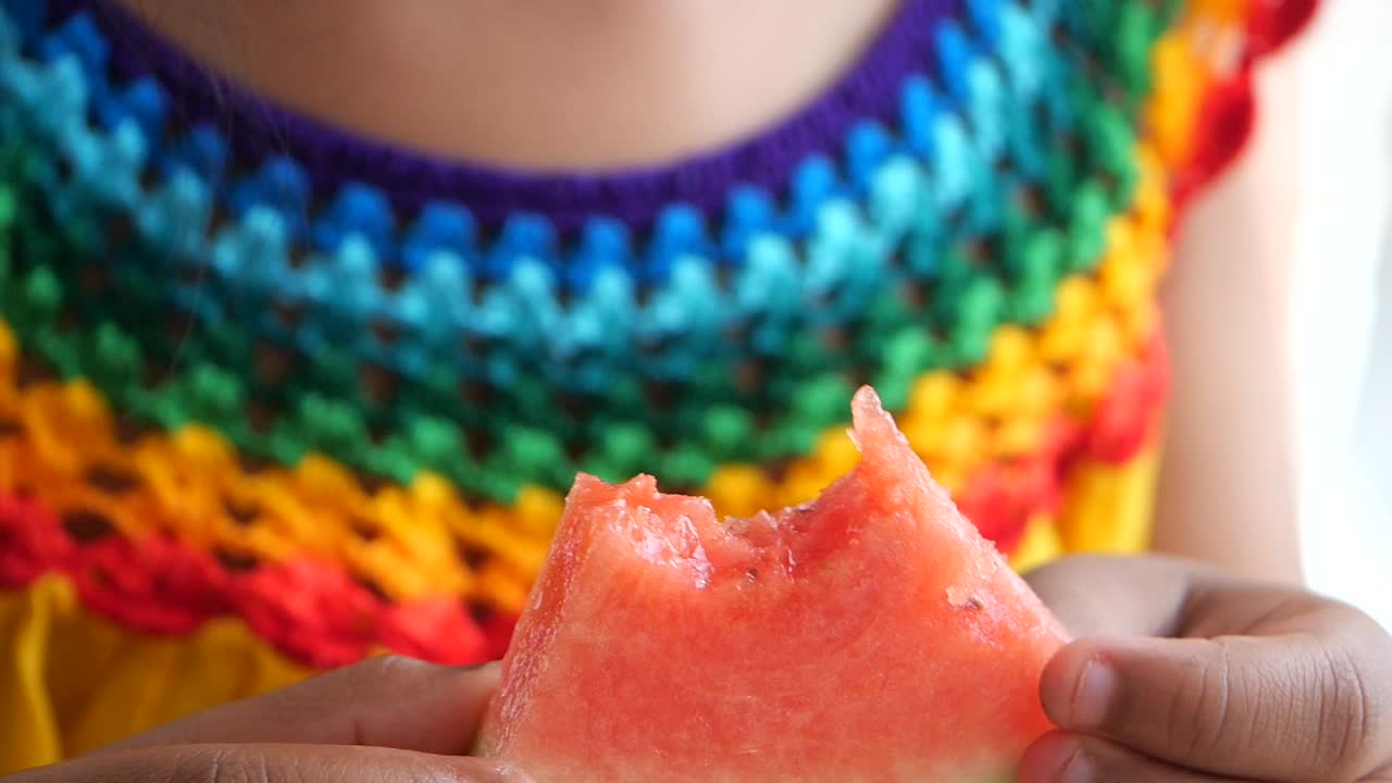 niño comiendo sandía