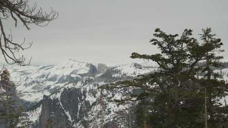 tomada panorámica de la mitad de la cúpula en el parque nacional de yosemite desde dewey point en la nieve