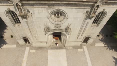 Día-De-La-Boda-Novia-Entrando-A-La-Iglesia-Para-Casarse-Vista-Aérea